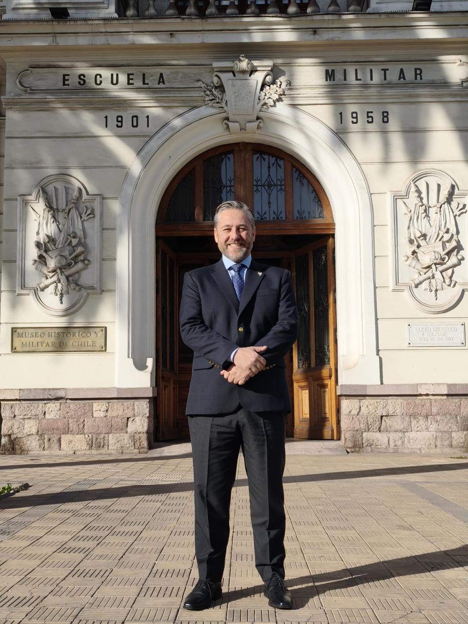 Hans Marowski frente a la Escuela Militar